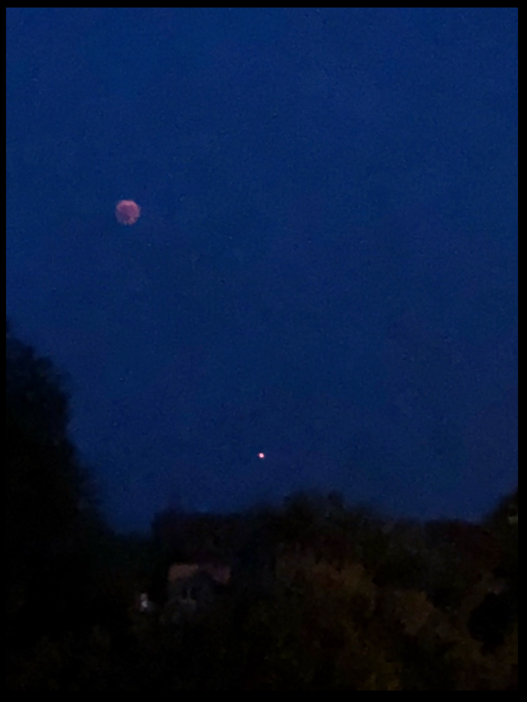 Juste avant l’éclipse de lune et avec son copain Mars le rouge.